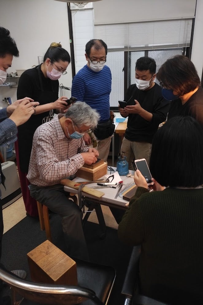日本工芸の技と美が集結する公募展「第69回 日本伝統工芸展」を日本橋三越本店で9月14日（水）より開催。多彩なイベントで伝統工芸の今を体感。のサブ画像10_中川衛氏による象嵌の指導の様子