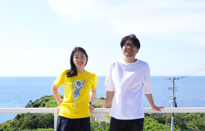 福岡県宗像市の神守る島「大島」にアーティストの井口真理子さんが移住。移住後最初の作品として島内のコミュニティスペース「umiba」の壁画が完成。のメイン画像