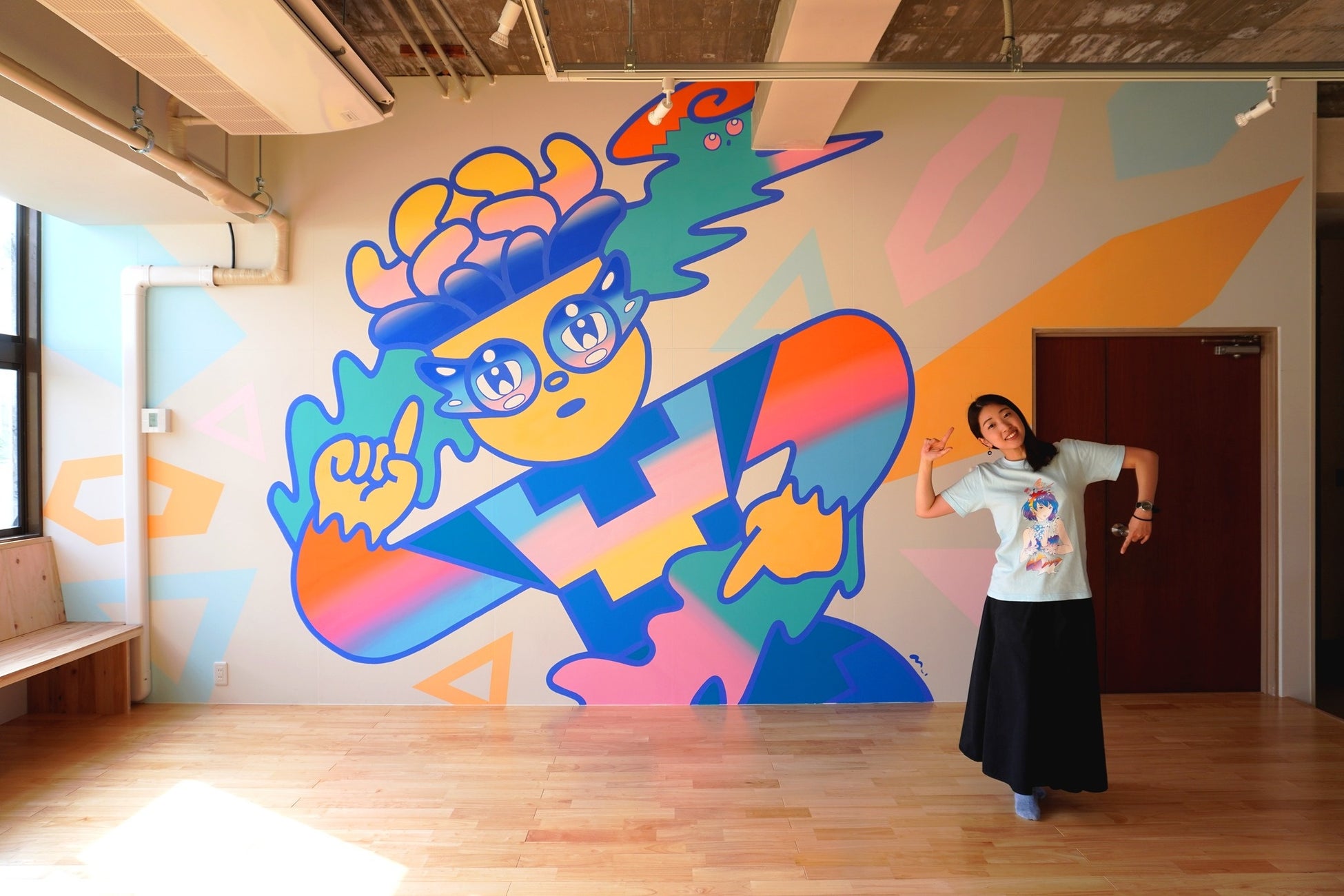 福岡県宗像市の神守る島「大島」にアーティストの井口真理子さんが移住。移住後最初の作品として島内のコミュニティスペース「umiba」の壁画が完成。のサブ画像2