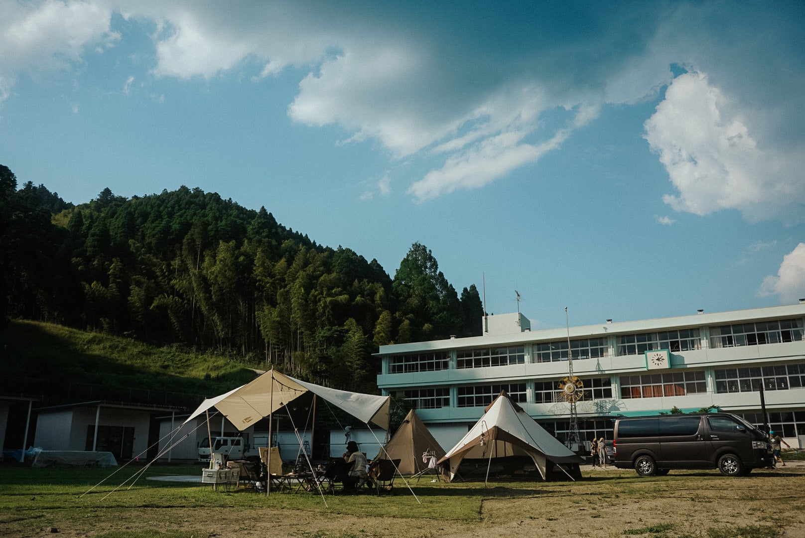 栃木県那須町の廃校をアートリノベーション!のサブ画像5_校庭でキャンプ