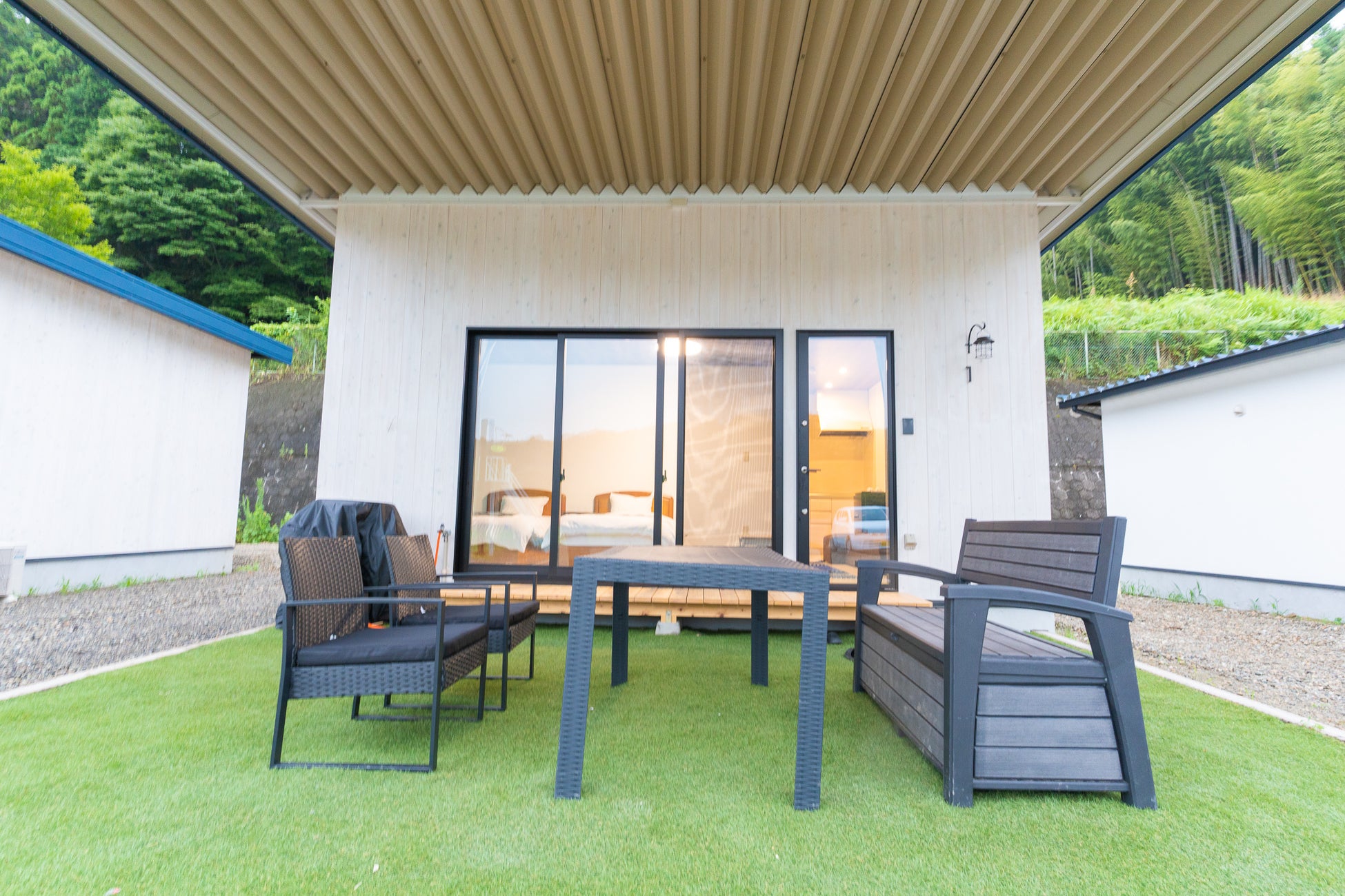栃木県那須町の廃校をアートリノベーション!のサブ画像6_屋外リビング付きヴィラ