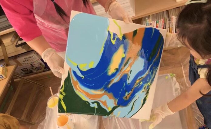 知育アートLABOがアキュラホームと提携し、「言葉を超えるコミュニケーション―親子アート展」をAQレジデンス瀬田展示場で開催のメイン画像