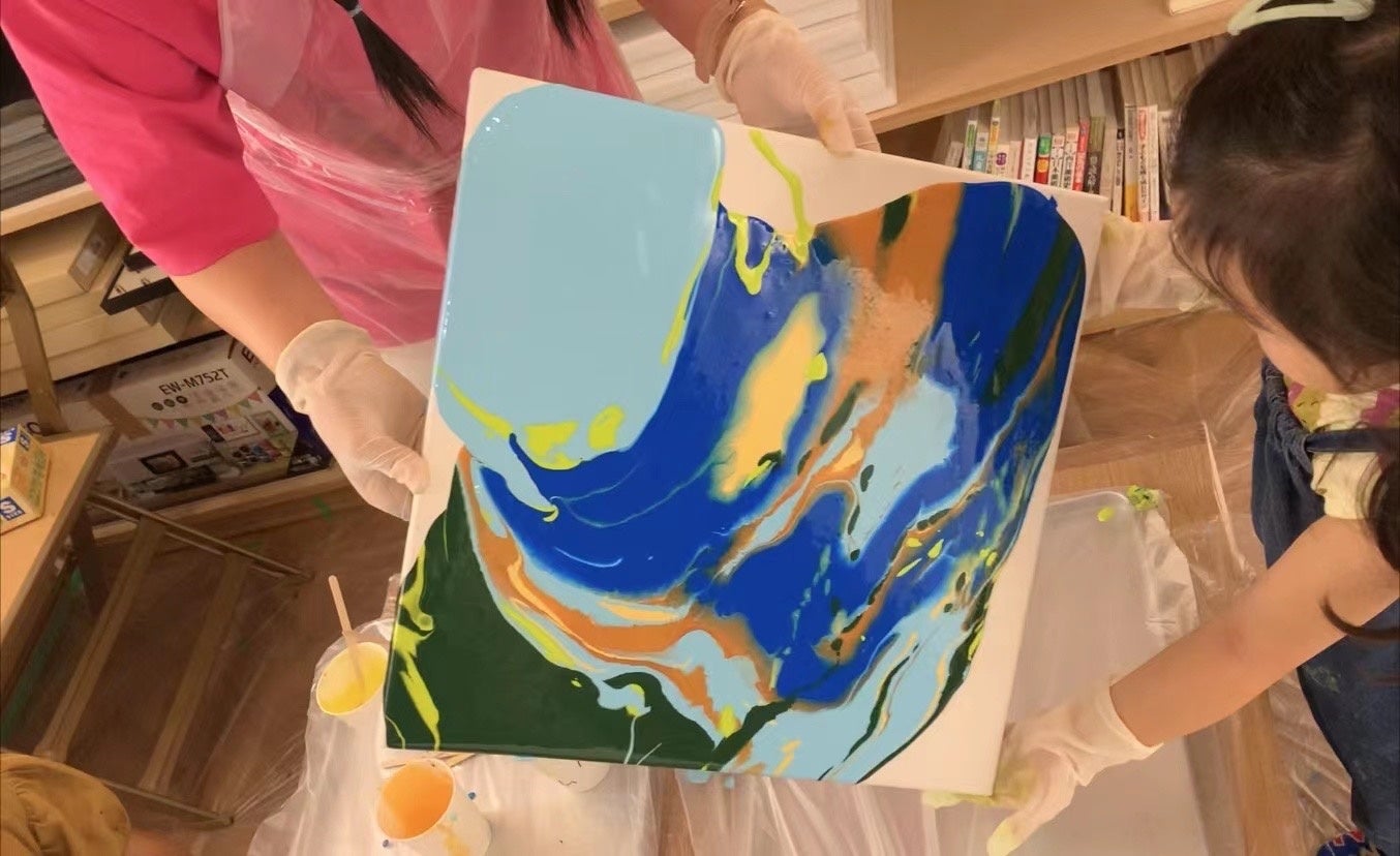 知育アートLABOがアキュラホームと提携し、「言葉を超えるコミュニケーション―親子アート展」をAQレジデンス瀬田展示場で開催のサブ画像1