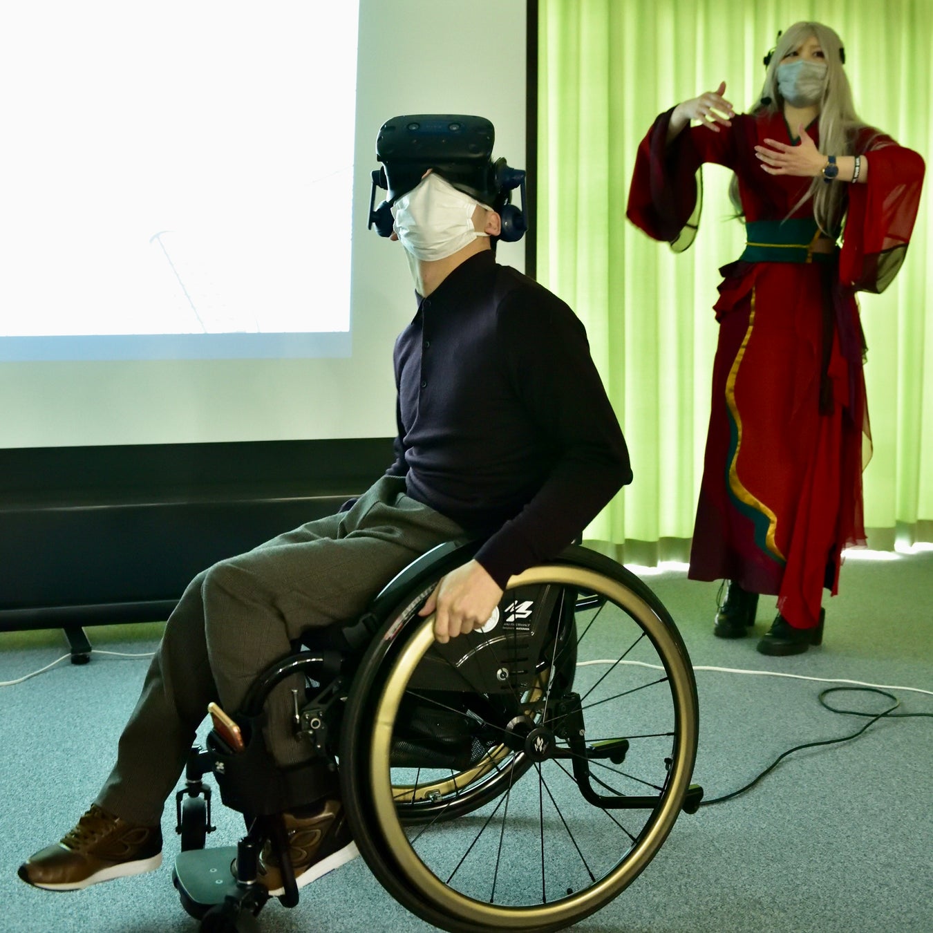 せきぐちあいみがスペシャルアドバイザーの「福祉×VR」プログラムが前進！クラファン達成で「障がい者がつくるVRアート展覧会」初開催へ‼のサブ画像2_施設利用者がVRアートプログラムを体験する様子