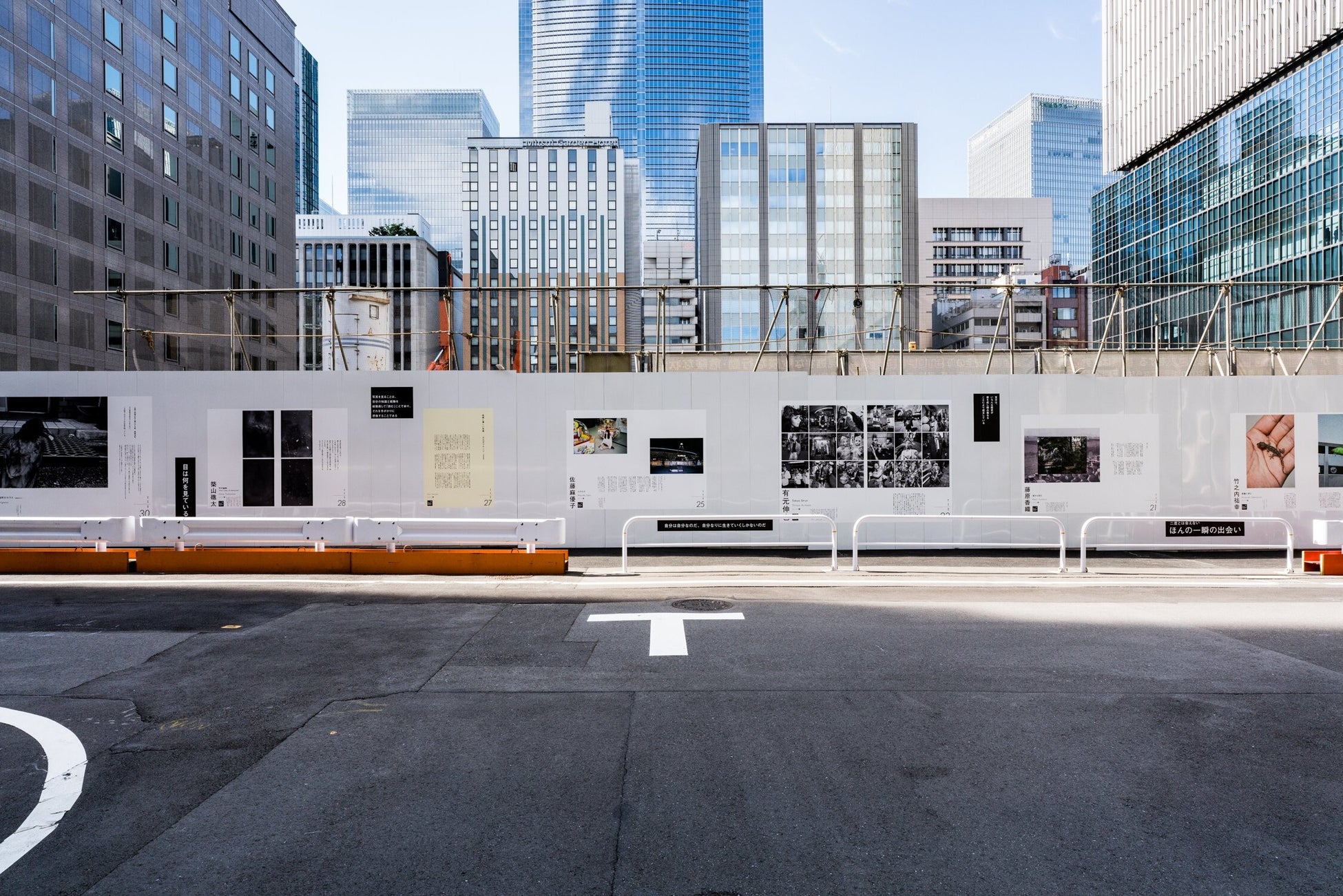 東京・京橋を舞台に「写真」と「言葉」の対話をテーマにした作品制作プロジェクト　戸田建設×T3 PHOTO FESTIVAL TOKYO「Tokyo Dialogue 2022-2024」を始動します！のサブ画像9_参考写真：T3 PHOTO FESTIVAL TOKYO 2021 展示風景