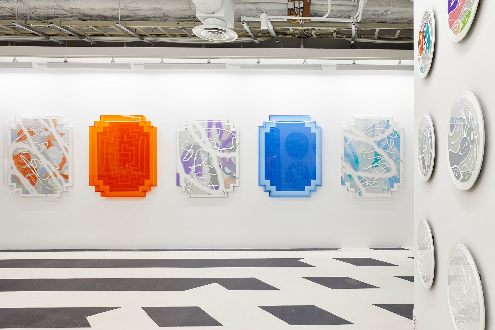 【OIL by 美術手帖ギャラリー】アートディレクター／アーティストとして活動する塩内浩二の個展「DAYDREAM」を9月9日（金）より開催。のサブ画像4_《NEO UNIVERSE®》（OIL by 美術手帖ギャラリー、2021）展示風景　※参考作品