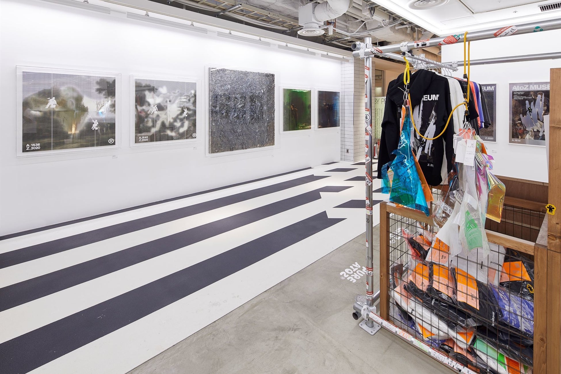 【OIL by 美術手帖ギャラリー】アートディレクター／アーティストとして活動する塩内浩二の個展「DAYDREAM」を9月9日（金）より開催。のサブ画像5_《AtoZ MUSEUM®》（OIL by 美術手帖ギャラリー、2020）展示風景　※参考作品