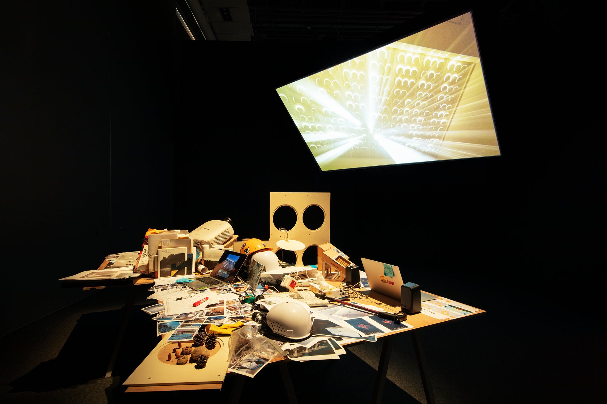 『第25回⽂化庁メディア芸術祭 受賞作品展』開幕！世界中の応募から選ばれた “現代（いま）を映す” 表現が集結のサブ画像2_アート部門 大賞受賞作品『太陽と月の部屋』｜Photo：Satoshi Nagare