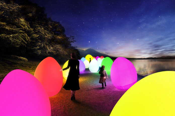チームラボ、山梨・山中湖畔で期間限定の光のアート展開催。「チームラボ 山中湖 呼応する生命とお絵かき水族館」10月28日から11月13日まで。紅葉まつりと同時開催。のメイン画像