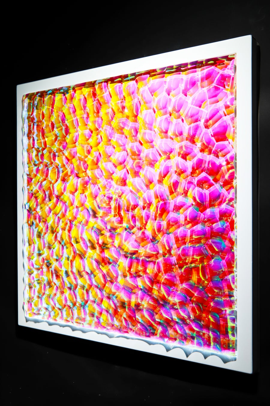 超立体の世界が織りなすシュールな光の体験｜小川剛個展が銀座で開催のサブ画像1_小川剛《Nebula prism》2022年、H65×W65×D6cm、アクリル・特殊フィルム・木材