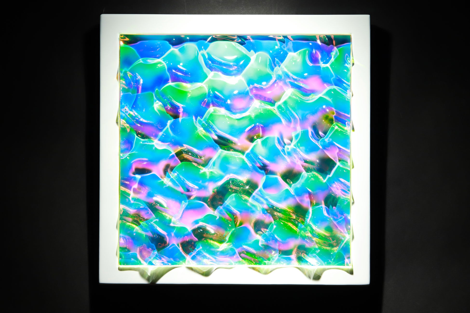 超立体の世界が織りなすシュールな光の体験｜小川剛個展が銀座で開催のサブ画像4_小川剛《Nebula prism》2022年、H32×W32×D5cm、アクリル・特殊フィルム・木材