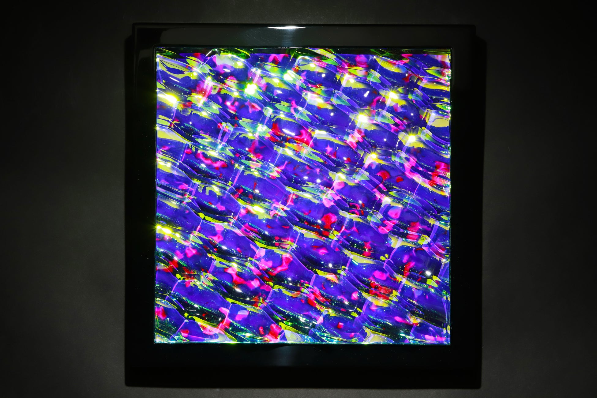 超立体の世界が織りなすシュールな光の体験｜小川剛個展が銀座で開催のサブ画像5_小川剛《Nebula prism》2022年、H32×W32×D5cm、アクリル・特殊フィルム・木材