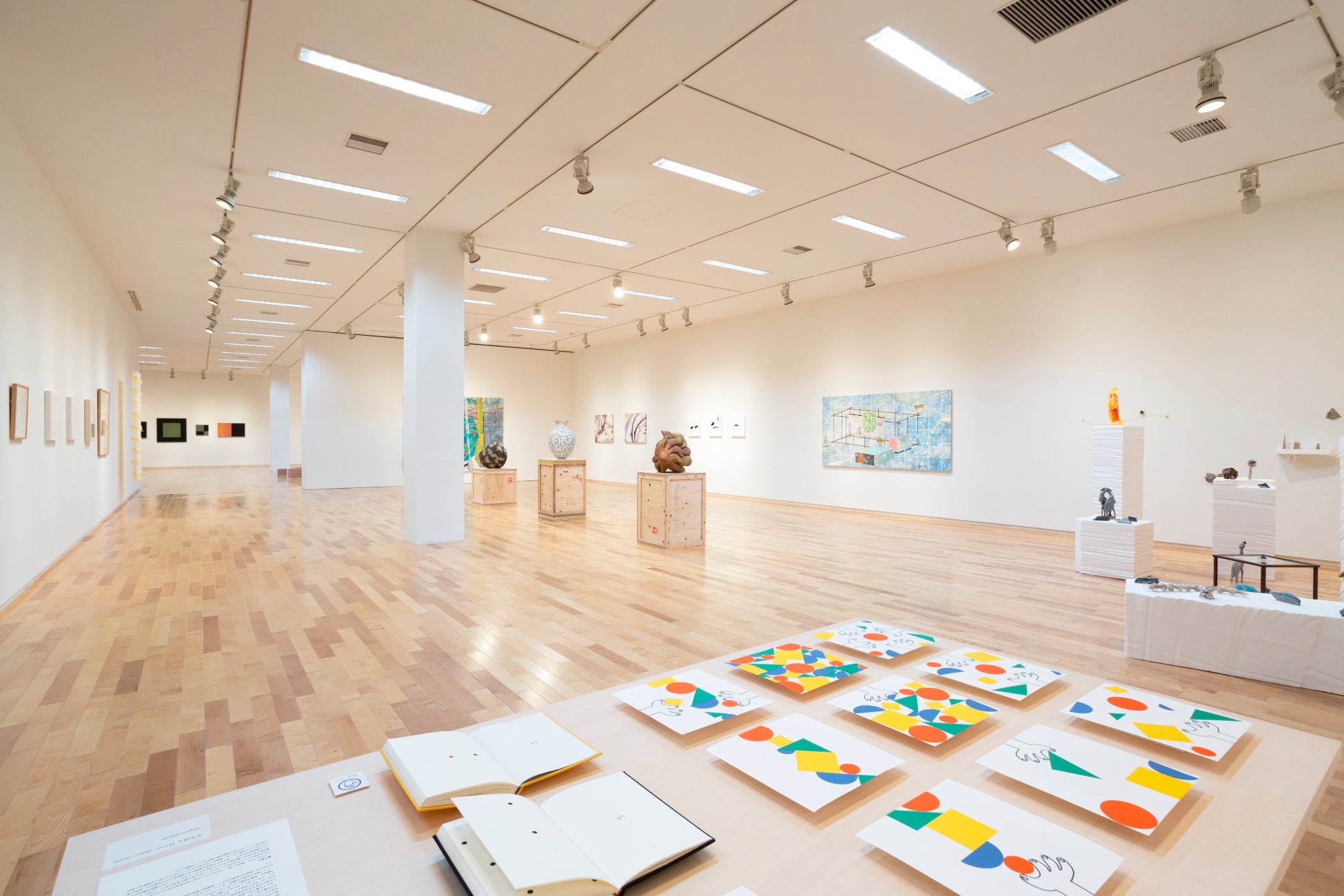 【武蔵野美術大学 美術館・図書館】展覧会「助教・助手展2022　武蔵野美術大学助教・助手研究発表」を開催のサブ画像2_「助教・助手展2021　武蔵野美術大学助教･助手研究発表」展示風景　2021年　撮影：いしかわみちこ