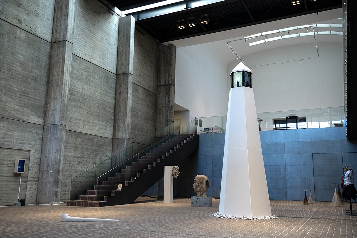 【武蔵野美術大学 美術館・図書館】展覧会「助教・助手展2022　武蔵野美術大学助教・助手研究発表」を開催のサブ画像3_大井直人 《見るための光とその装置》 コンピュータ、ディスプレイ、木材、ケイカル板、砕石H4500×W1600×D1400（mm） 2021年