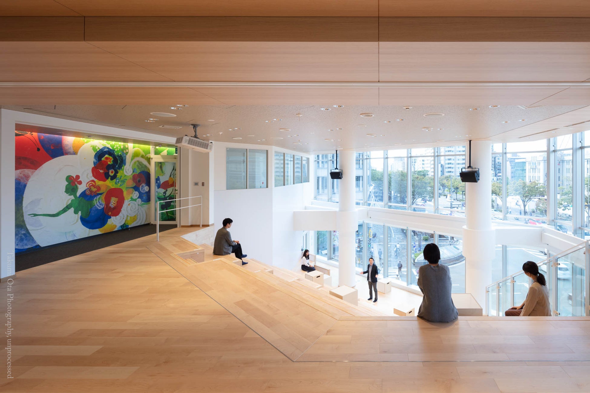 「?」が集まる場所「QUESTION」が、アーティスト三重野龍、umaoと共創型アーティスト支援プロジェクトをリリース！のサブ画像2_QUESTIONの内観