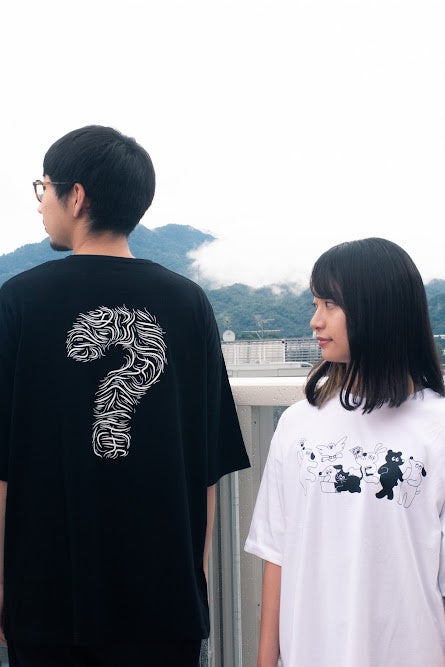 「?」が集まる場所「QUESTION」が、アーティスト三重野龍、umaoと共創型アーティスト支援プロジェクトをリリース！のサブ画像3_左：umaoコラボレーションTシャツ　右：三重野龍コラボレーションTシャツ