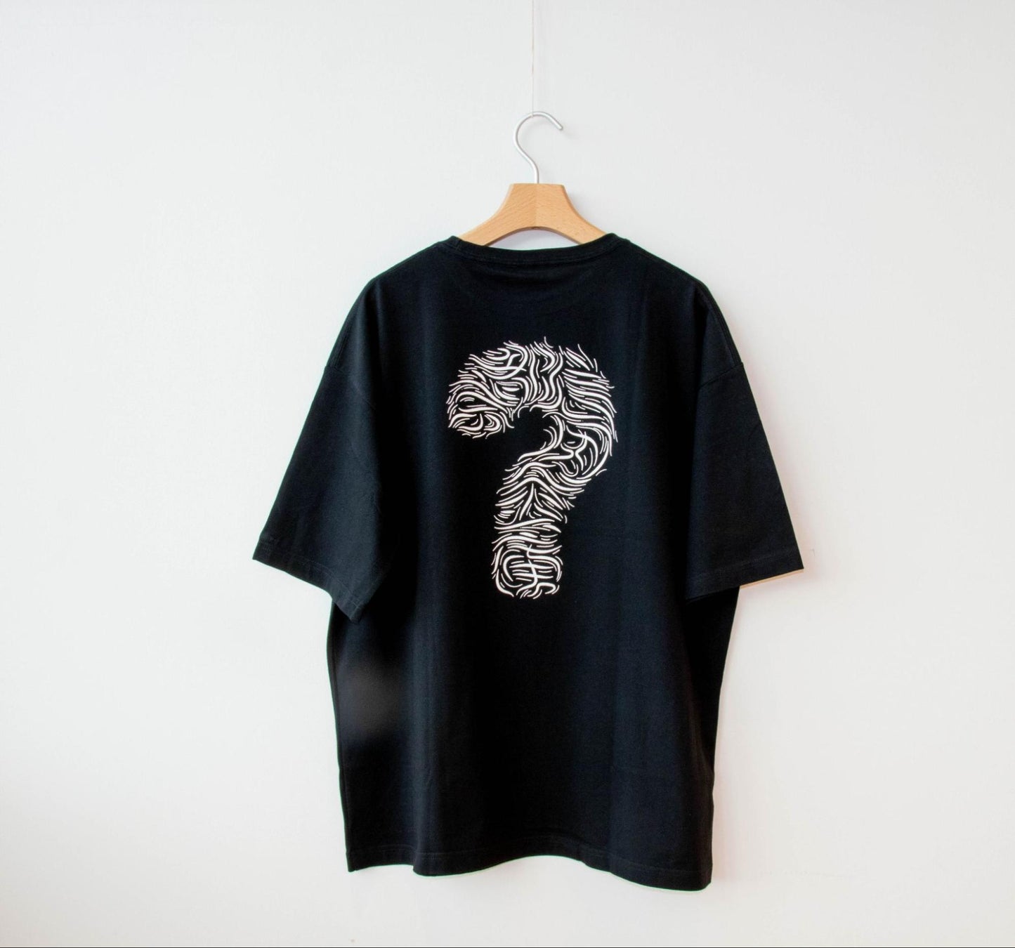 「?」が集まる場所「QUESTION」が、アーティスト三重野龍、umaoと共創型アーティスト支援プロジェクトをリリース！のサブ画像9_三重野龍コラボレーションTシャツ