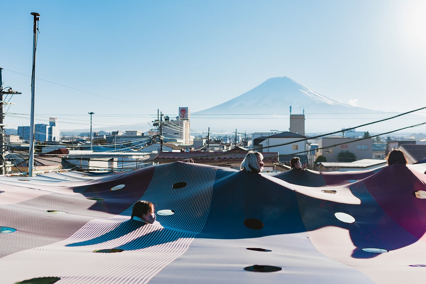 FUJI TEXTILE WEEK 2022 アート展「織りと気配」産地展「WARP&WEFT」 山梨県富士吉田市、織物産地が開催する布の芸術祭 のサブ画像1_昨年開催の様子  FUJI TEXTILE WEEK 2021 出展作品 西尾美也《裏地  裏富士》  撮影 吉田 周平
