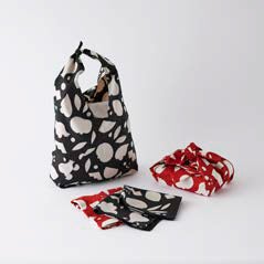 染色家・柚木 沙弥郎 と IDÉEのサブ画像11_「Travel Scarf  Fig」（アカ)（クロ） ¥7,920 「Triangle BagFig」(アカ)（クロ）¥9,350