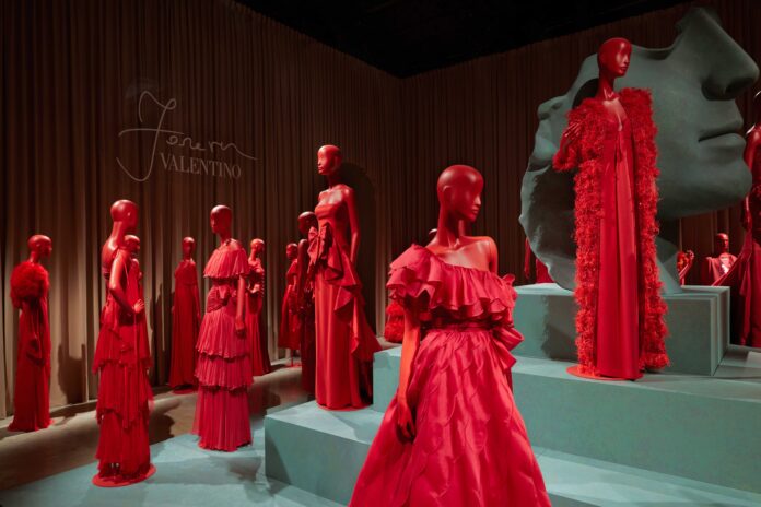 ヴァレンティノ、メゾン史上最大規模のエキシビション ‘FOREVER – VALENTINO’ を開催｜2022年10月28日（金）から2023年4月1日（土）まで、ドーハにてのメイン画像