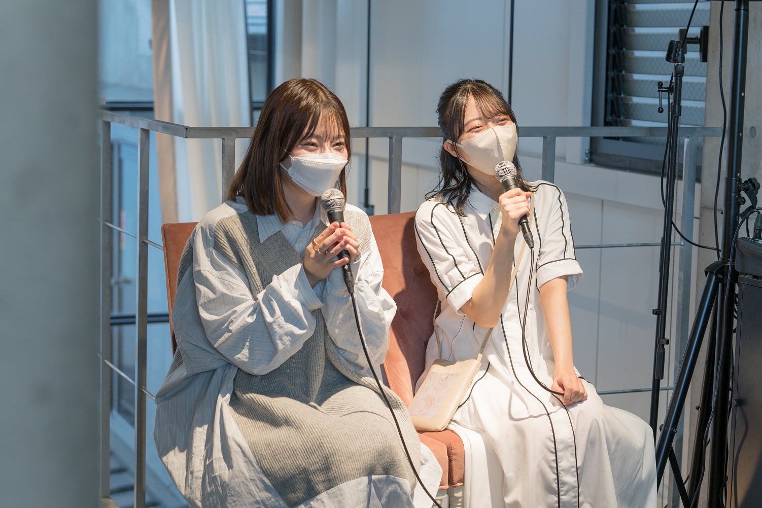 STU48 今村美月 個展「私の頭の中」が連日大盛況にて出展全作品が完売。SILENT SIREN 山内あいなとのコラボレーション創作で唯一無二のアート作品も誕生！のサブ画像10_来場者と一緒に楽しみながらトークを繰り広げる二人