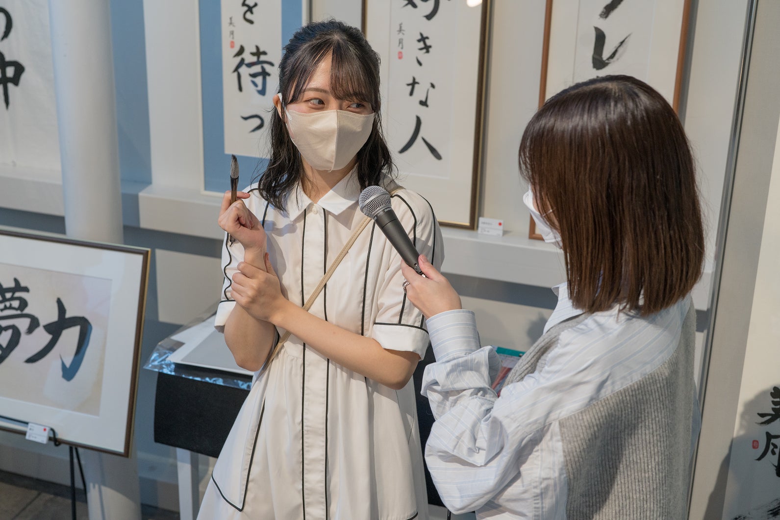 STU48 今村美月 個展「私の頭の中」が連日大盛況にて出展全作品が完売。SILENT SIREN 山内あいなとのコラボレーション創作で唯一無二のアート作品も誕生！のサブ画像4_筆入れ直前のイメージ共有シーン