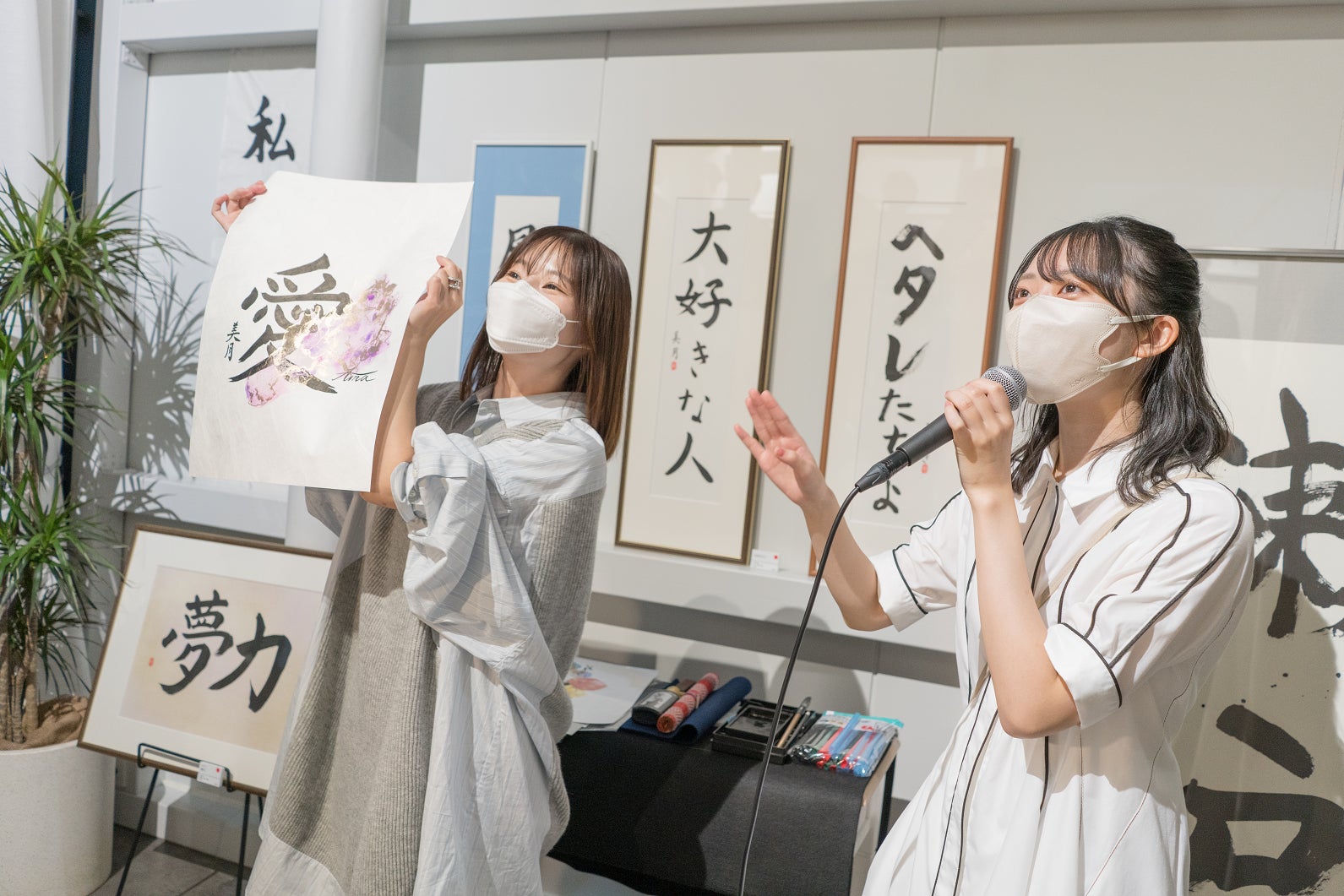 STU48 今村美月 個展「私の頭の中」が連日大盛況にて出展全作品が完売。SILENT SIREN 山内あいなとのコラボレーション創作で唯一無二のアート作品も誕生！のサブ画像6_完成した作品「愛」を来場者に掲げる山内あいなと作品説明をする今村美月
