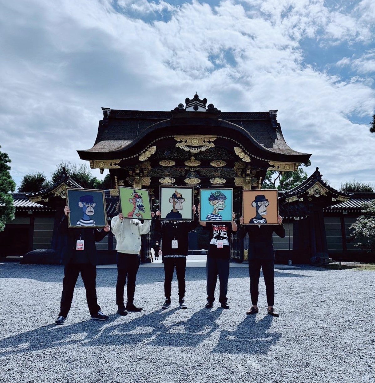 世界遺産・二条城を舞台にしたアート見本市「artKYOTO 2022」にて、GASHO2.0が「Bored Ape Yacht Club」NFTの2.5D アートを展示のサブ画像1_二条城前にてNFTオーナー様と写真撮影
