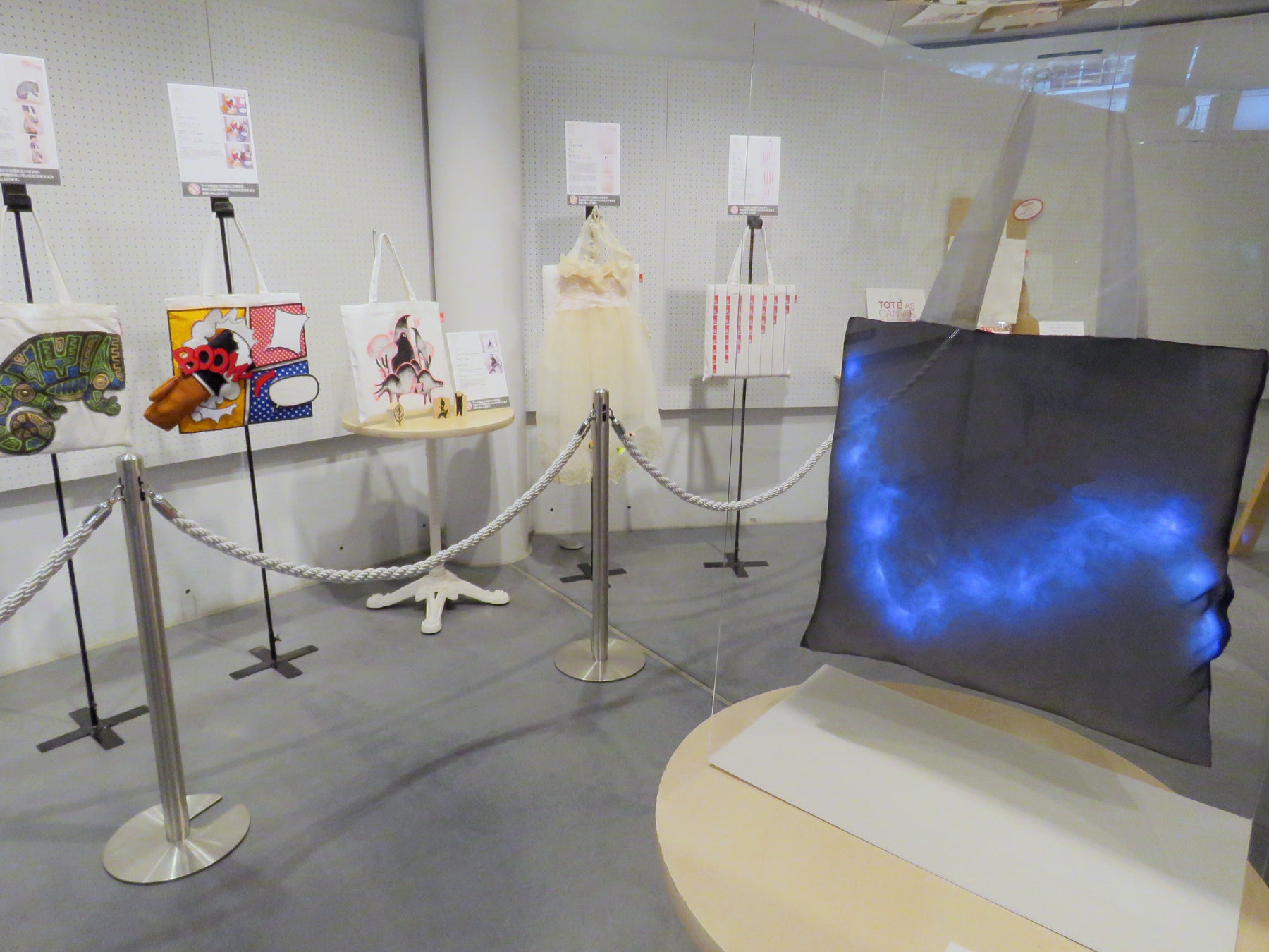 一般公募によるアートなトートバッグ作品のコンテスト！本年度受賞作品展、10/25まで開催中。「第19回 トート・アズ・キャンバス アート&デザインアワード by ROOTOTE」プレビューレポートのサブ画像10_本年度グランプリ作品と準グランプリ作品