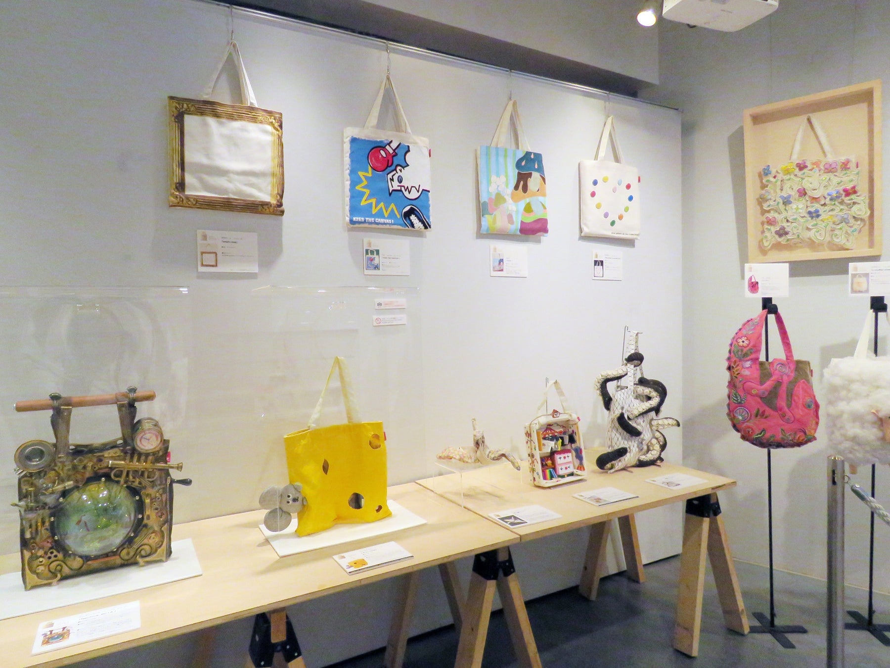 一般公募によるアートなトートバッグ作品のコンテスト！本年度受賞作品展、10/25まで開催中。「第19回 トート・アズ・キャンバス アート&デザインアワード by ROOTOTE」プレビューレポートのサブ画像14_歴代グランプリ作品