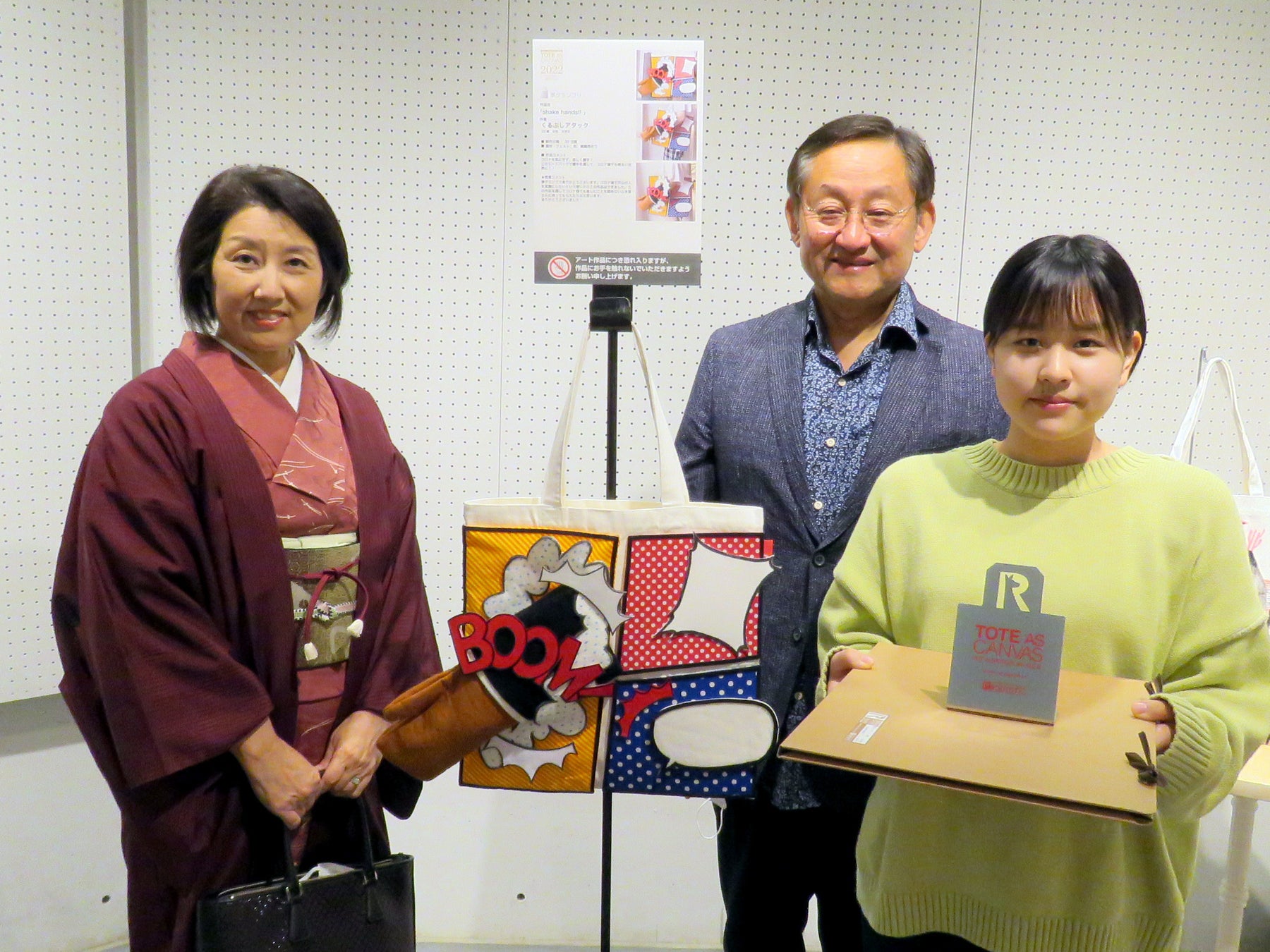 一般公募によるアートなトートバッグ作品のコンテスト！本年度受賞作品展、10/25まで開催中。「第19回 トート・アズ・キャンバス アート&デザインアワード by ROOTOTE」プレビューレポートのサブ画像8_準グランプリ作品「shake hands!!」作者のくるぶしアタックさんとご家族のみなさん