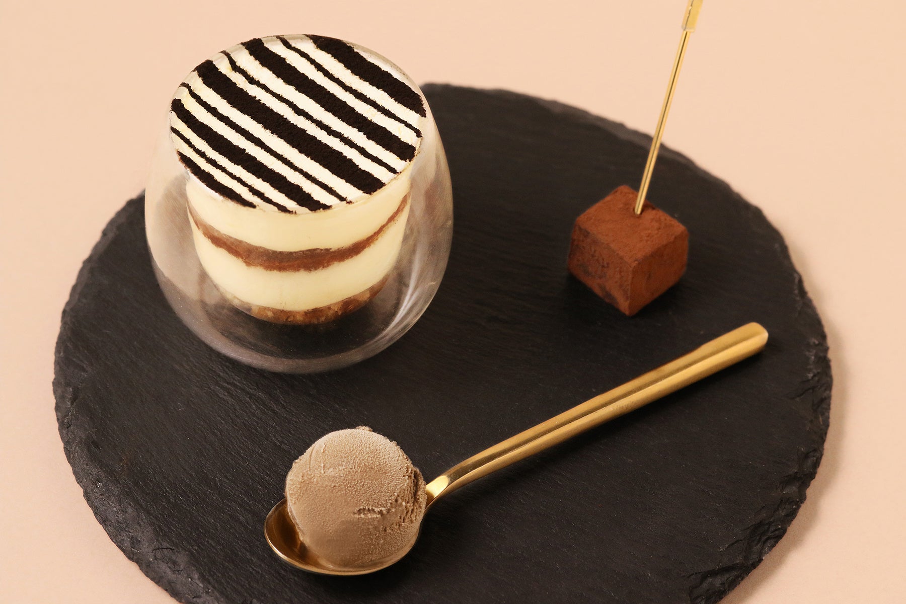 「ヴァロットン―黒と白」 三菱一号館美術館 Café 1894タイアップメニューを10月29日（土）から会期中限定販売のサブ画像7_《嘘〈アンティミテI〉》－大人のティラミス－