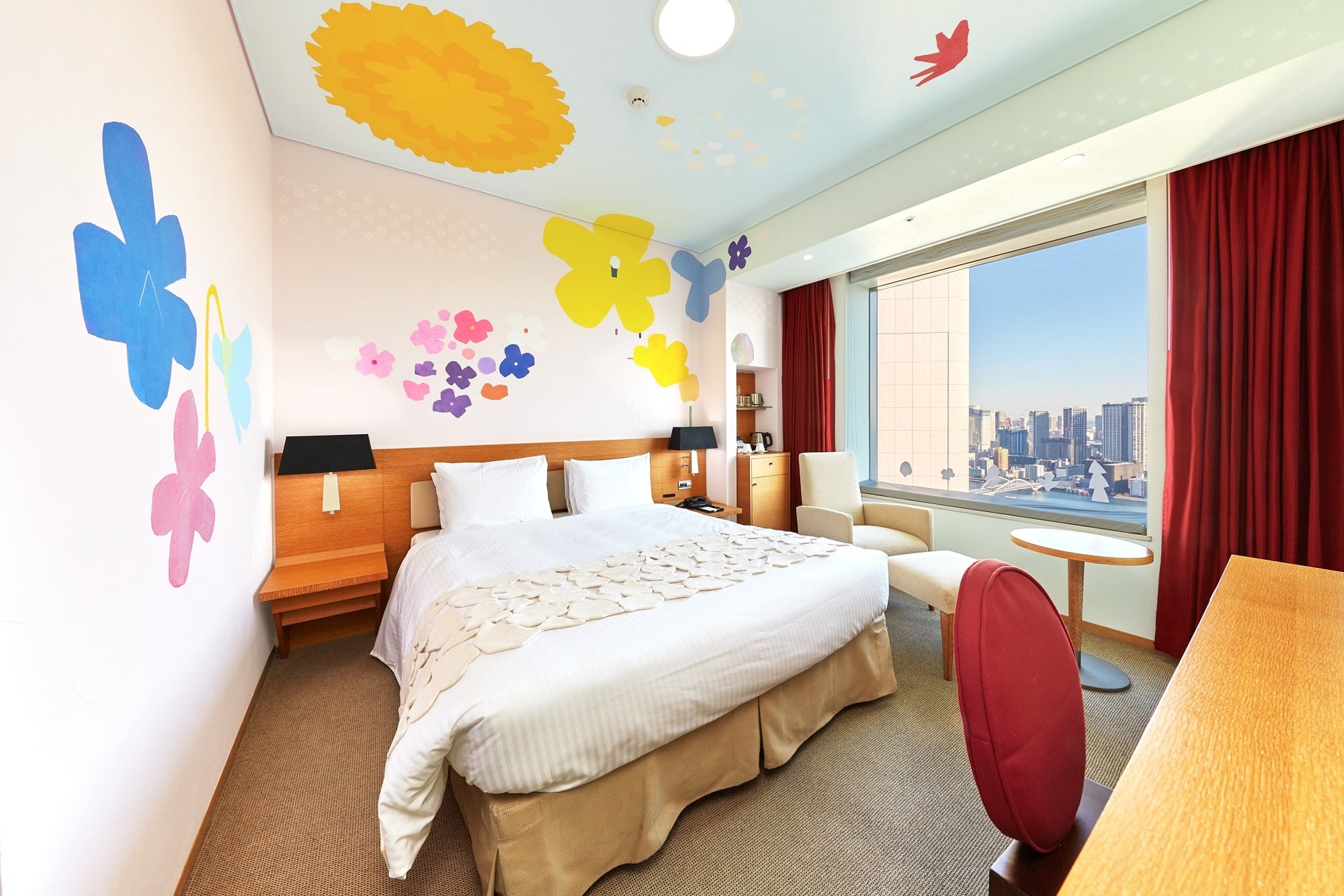 ART colours Vol. 39 冬-春展示「未来（さき）の色彩」展を開催します【パークホテル東京】のサブ画像6_客室が丸ごとアートになっているアーティストルーム 写真は「草花」（制作：沼野伸子）