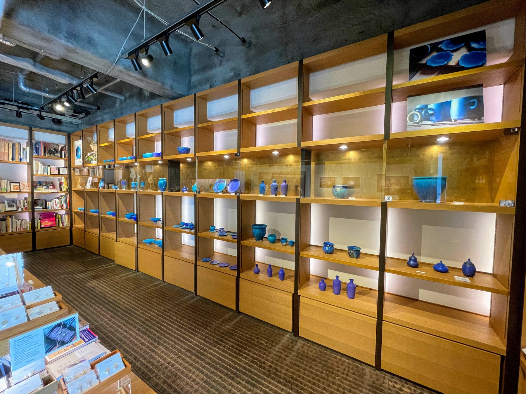 【京都岡崎 蔦屋書店】北海道の赤土を使って薪窯で焼かれた、日々の食卓風景を豊かにしてくれる素朴なうつわ。11月1日（火）～12月9日（金）に「ソロソロ窯」陶展を開催のサブ画像4_ENシェルフ