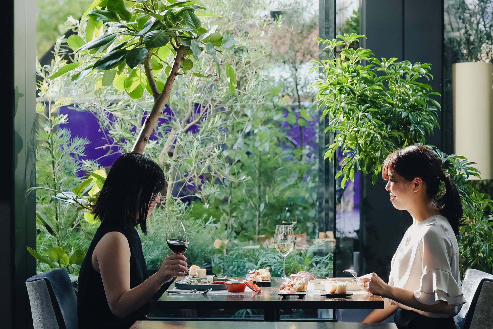 【クロスホテル大阪】「TERRACE & DINING ZERO」緑に囲まれたアーバンオアシスをお届けするレストランとしてリニューアルのサブ画像1_新しい「TERRACE & DINING ZERO」のランチイメージ