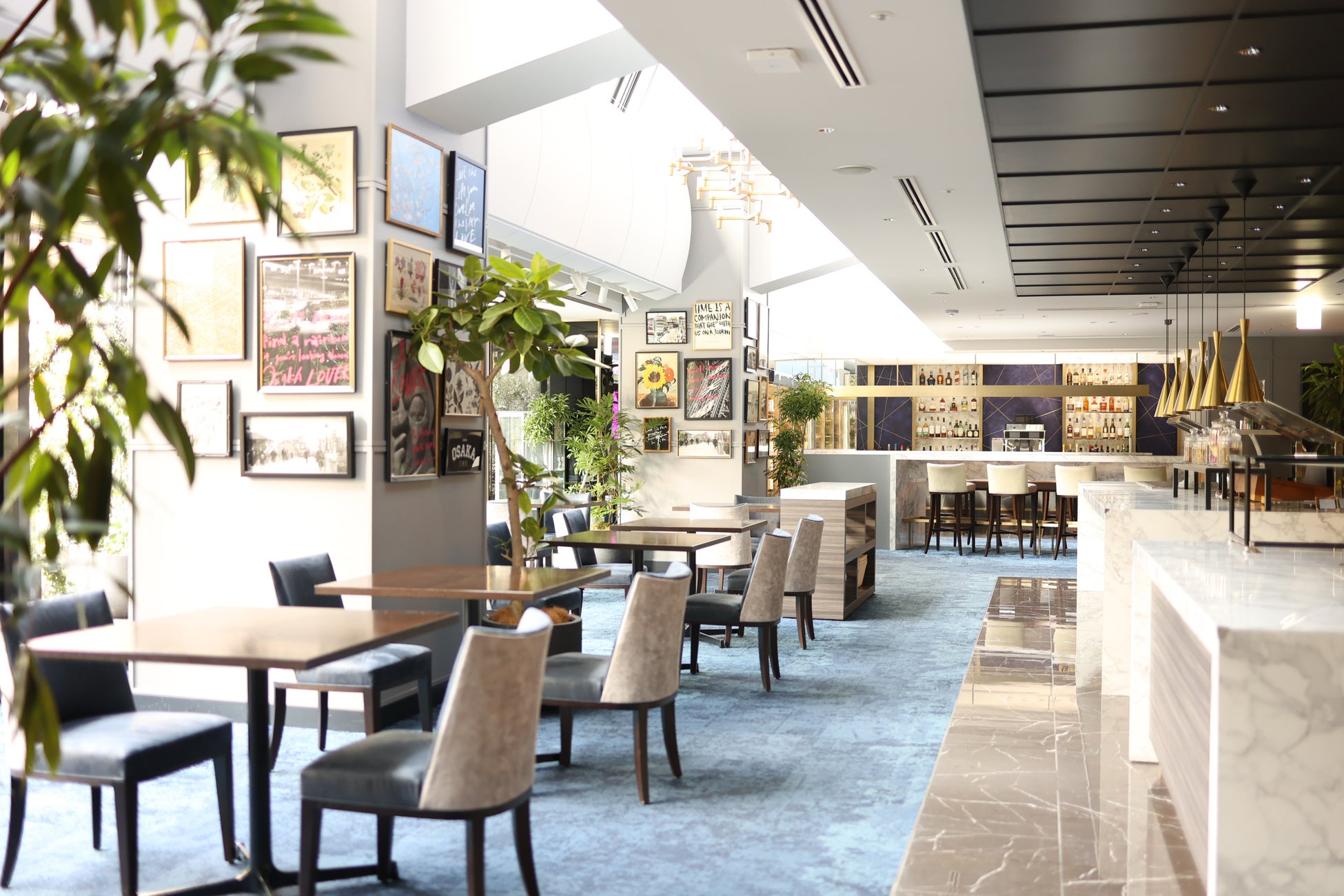 【クロスホテル大阪】「TERRACE & DINING ZERO」緑に囲まれたアーバンオアシスをお届けするレストランとしてリニューアルのサブ画像5_いたるところに配されたグラフィックアートに彩られた店内イメージ