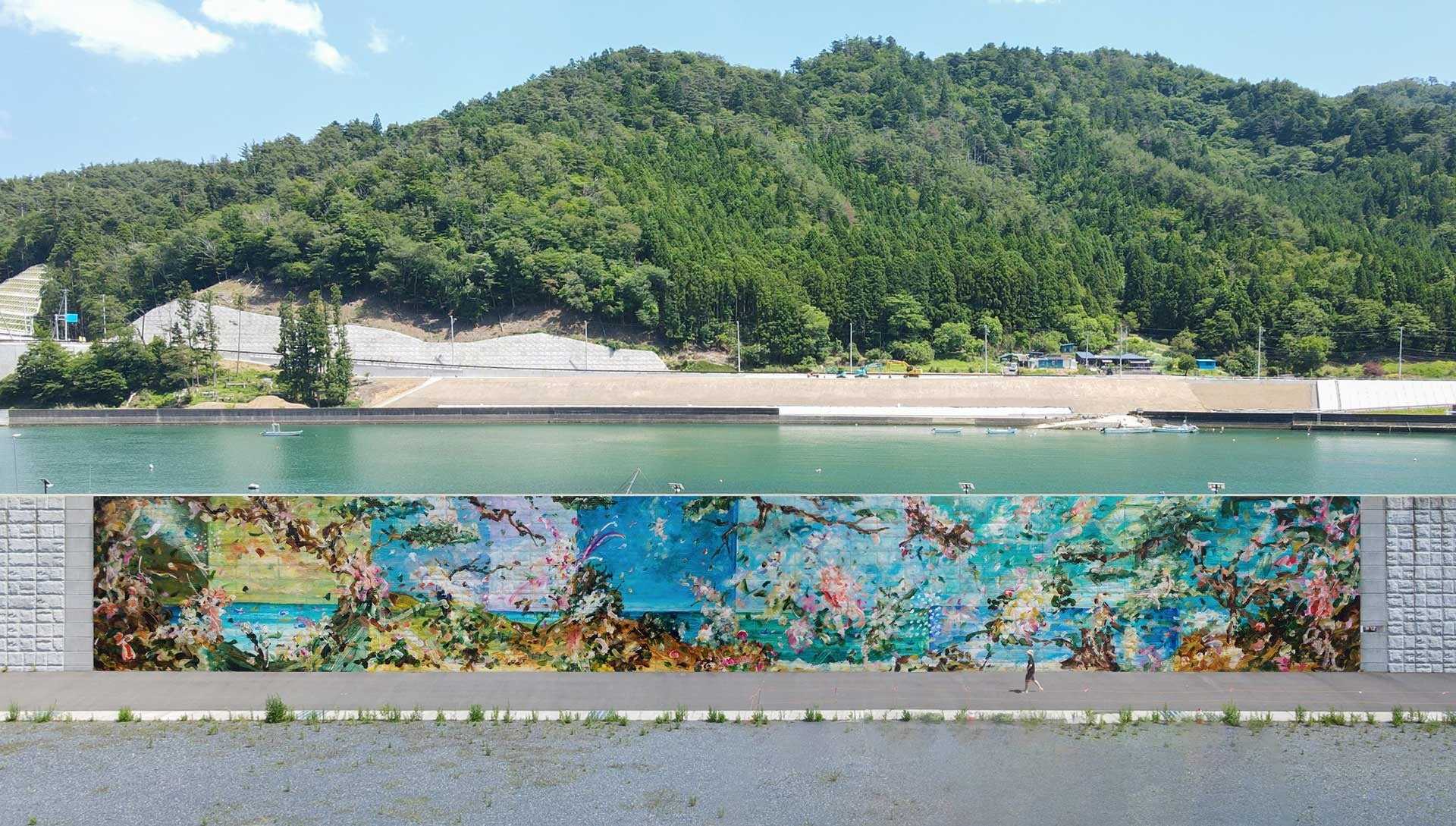 株式会社TheProducersは「海岸線の美術館」SEAWALL MUSEUM OGATSUの応援をスタートのサブ画像2_雄勝湾に面した防潮堤の壁面に、7.5m×54.6mの壁画を制作中。（完成イメージ）