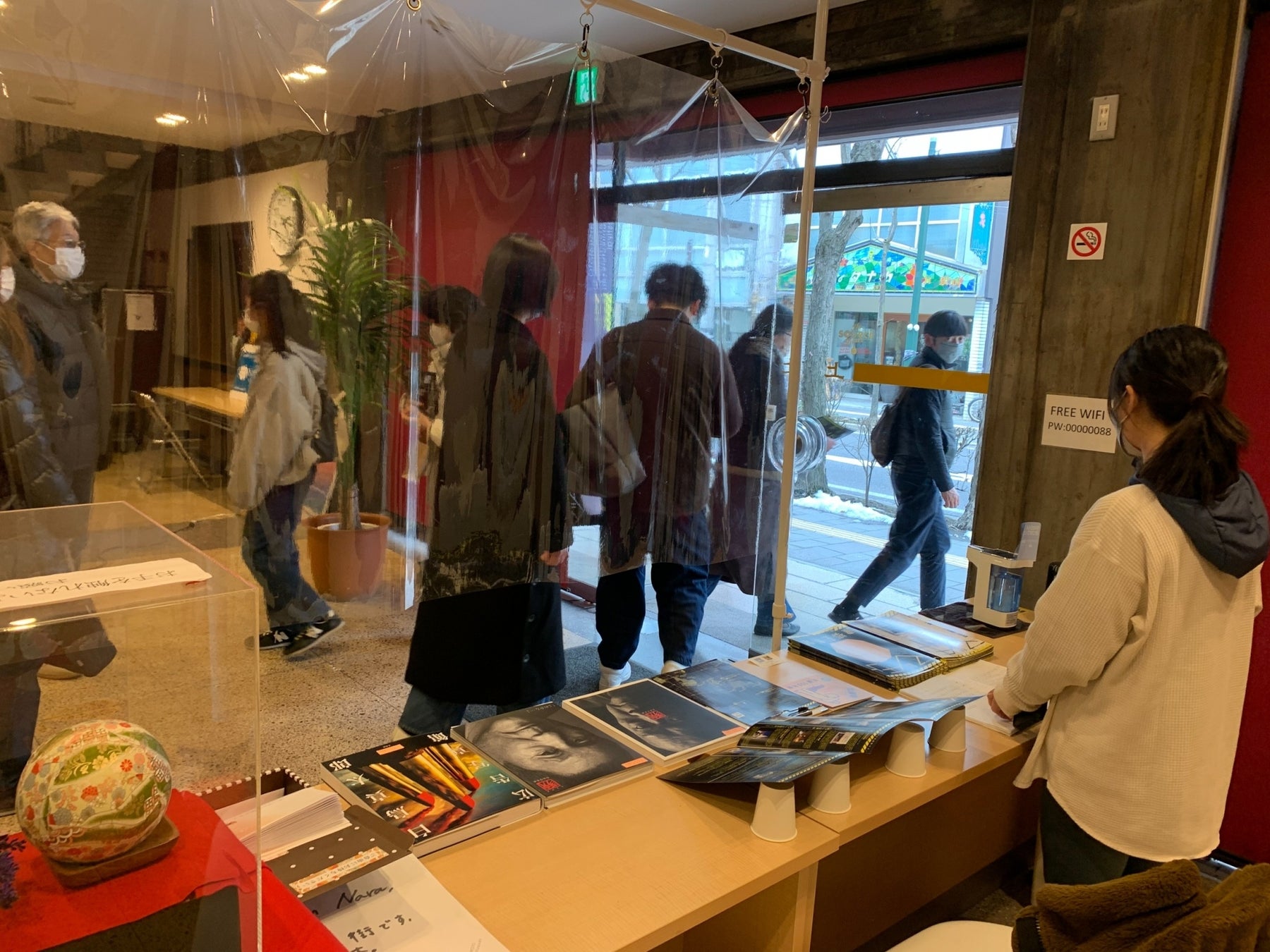 長野県松本市の《名建築》を後世に！「マツモト建築芸術祭」 300万円を目標にクラウドファンディング開始のサブ画像10_市内中心部に点在する会場を歩いて回る人たち
