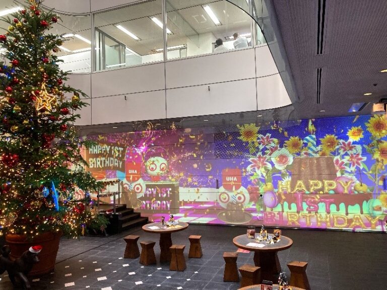 ＼大盛況のプロジェクションマッピングがさらにアップグレード／自分が投影される＆動きに反応する機能に加え５ｍ級リアルクリスマスツリーで体験型映えスポット！のメイン画像