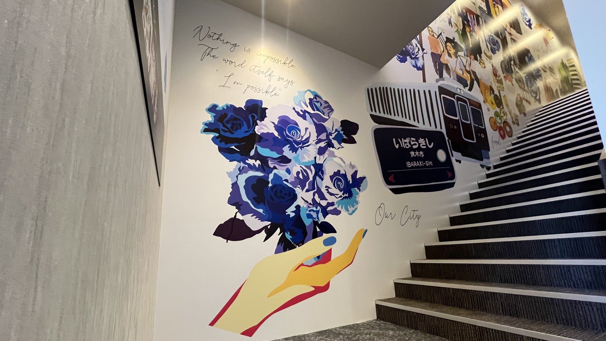 仮囲いアートを仕掛ける『fence&art（フェンスアンドアート）』が関西初上陸。野村不動産「プラウド茨木双葉町」の建設中の仮囲いに、「気高く、美しく。」の願いを込めた青いバラのモチーフのアートを制作のサブ画像4