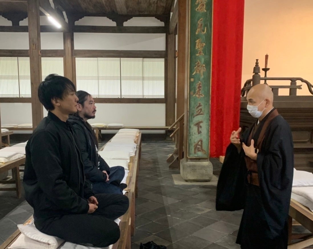 京都・宇治の萬福寺境内に現代アーティストが滞在しオープンアトリエ「ワークインプログレス　菊地良博、廣田郁也」展を開催のサブ画像1_⻩檗宗大本山萬福寺で坐禅を行う廣田郁也と菊地良博