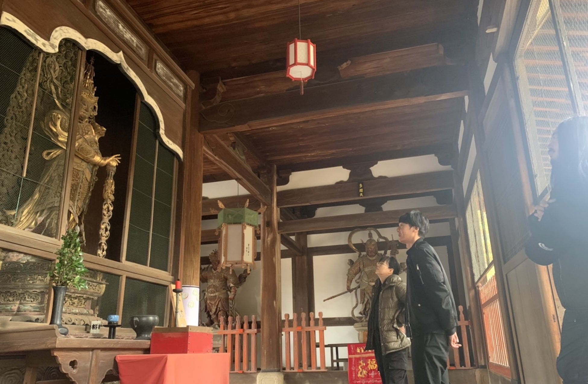 京都・宇治の萬福寺境内に現代アーティストが滞在しオープンアトリエ「ワークインプログレス　菊地良博、廣田郁也」展を開催のサブ画像10_韋駄天像を鑑賞するアーティストら境内でのフィールドワーク