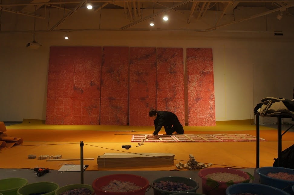京都・宇治の萬福寺境内に現代アーティストが滞在しオープンアトリエ「ワークインプログレス　菊地良博、廣田郁也」展を開催のサブ画像8_制作中の廣田郁也　「金鶏湖美術館」（中国　蘇州）