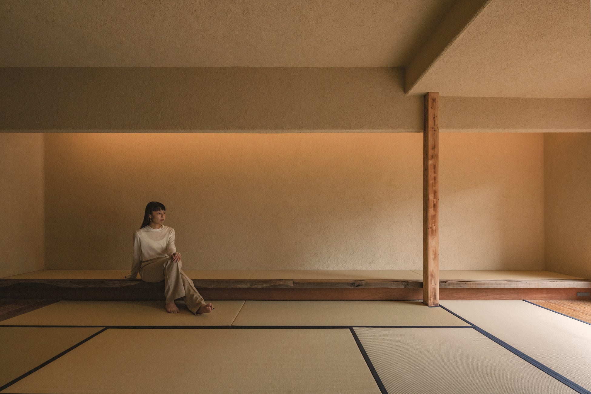 東京・自由が丘に「gallery 一畳十間」をオープンのサブ画像4_ギャラリーをみる。珪藻土に包まれた畳敷きの展示空間。靴を脱いで足元から感覚を楽しめる設えとしている。