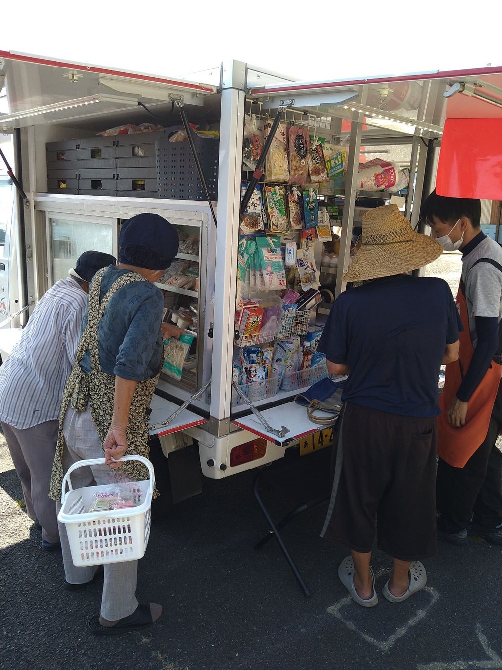 佐賀県玄海町ふるさと納税　告知用フライヤー完成！ふるさと納税のご寄附はまちのこんなところにものサブ画像4_買い物客でにぎわう移動スーパー「とくし丸」