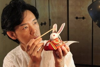 世界的に活躍する人形作家「ホリ・ヒロシ」氏の世界を身近に感じられるイベントを開催。購入者にはサイン会も！のサブ画像1_「うさぎ雛」を制作中のホリ・ヒロシ氏。