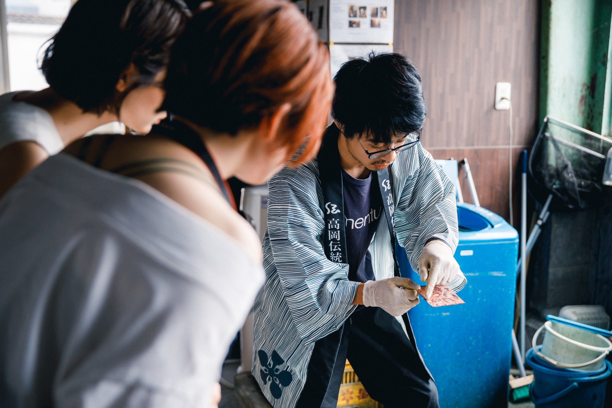 ものづくり体験を通して出会う『クラフト恋活』開催。寺院や工房など高岡の歴史と技術を巡る体験型ツアーのサブ画像6_momentam Factory Oriiの工場では着色体験にチャレンジ