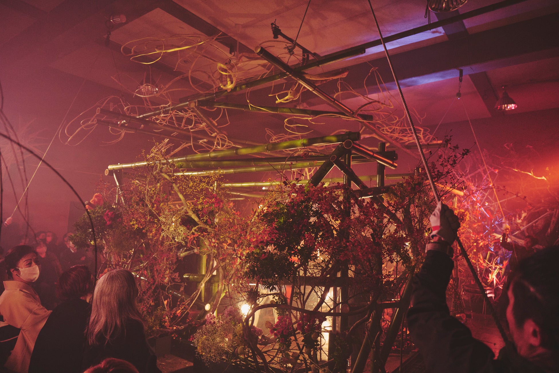 UnLike Sound Production主催の音楽公演「鎮魂祭 -Requiem for the People in Disarray」が大好評の内に幕を閉じ、公開映像は再生回数2万回を突破！のサブ画像10_天井に吊られた造作が降りくてくる