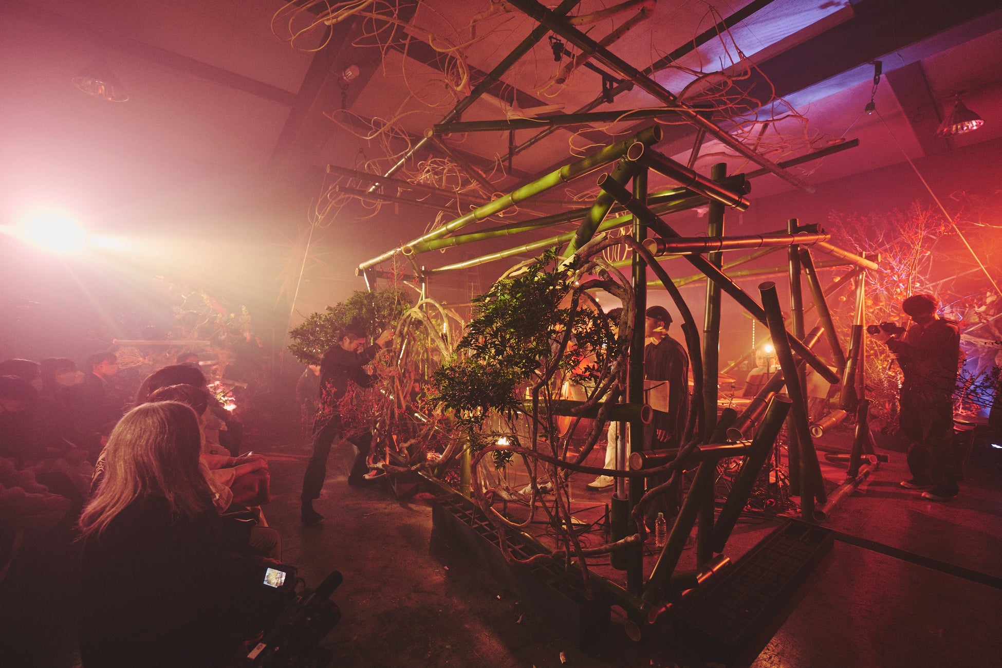 UnLike Sound Production主催の音楽公演「鎮魂祭 -Requiem for the People in Disarray」が大好評の内に幕を閉じ、公開映像は再生回数2万回を突破！のサブ画像6_組まれた竹が演奏者達を囲んでいく