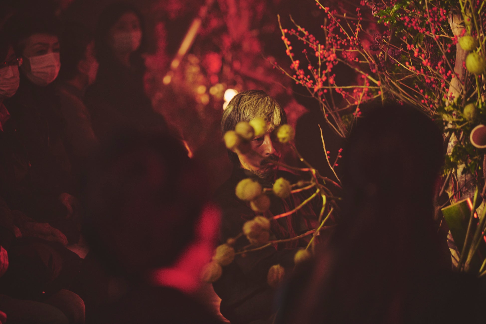 UnLike Sound Production主催の音楽公演「鎮魂祭 -Requiem for the People in Disarray」が大好評の内に幕を閉じ、公開映像は再生回数2万回を突破！のサブ画像7_いけばなに埋め尽くされるステージ